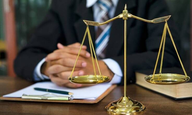 Prawnik a adwokat - czy to pojęcia tożsame?