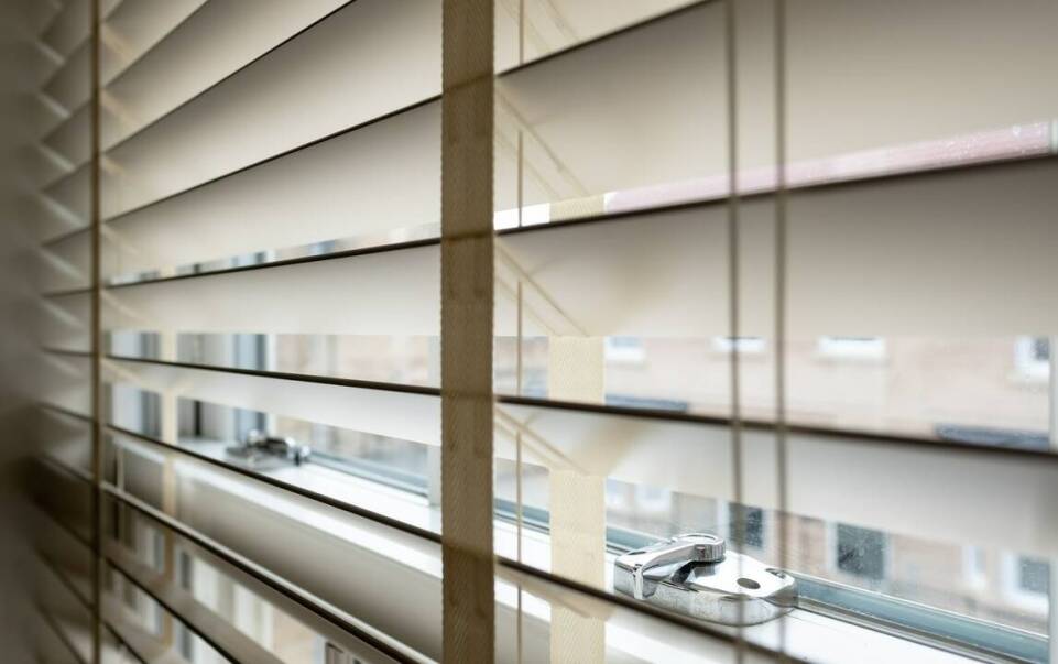 Jak dobrać odpowiednią szerokość lameli żaluzji drewnianych?