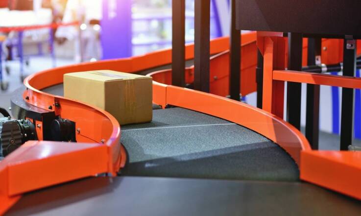 Jakie są różnice między przenośnikami rolkowymi a taśmowymi?