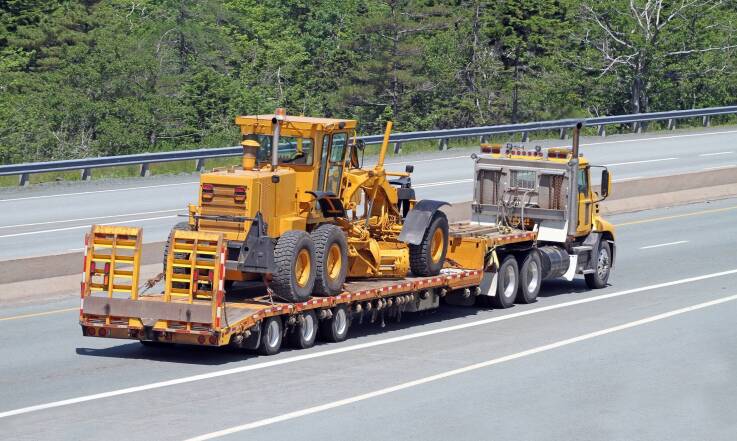 Czym charakteryzuje się transport niskopodwoziowy?