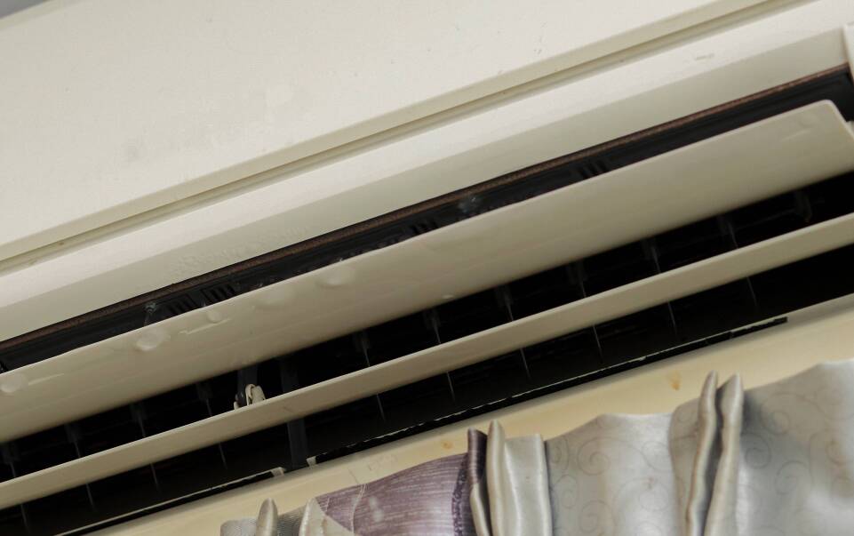 Dlaczego z klimatyzatora leci woda? 