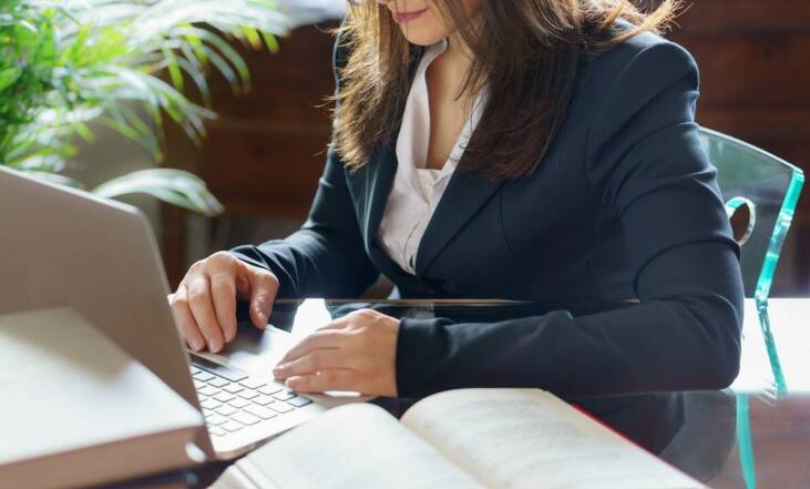 Jak wybrać odpowiedniego adwokata do sprawy cywilnej?