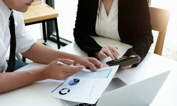 Jakie korzyści przynosi prowadzenie pełnej księgowości dla małych firm?