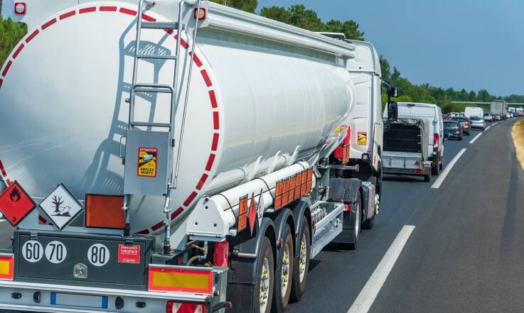 Czy kierowanie cysterną z paliwami płynnymi wymaga specjalnych uprawnień?