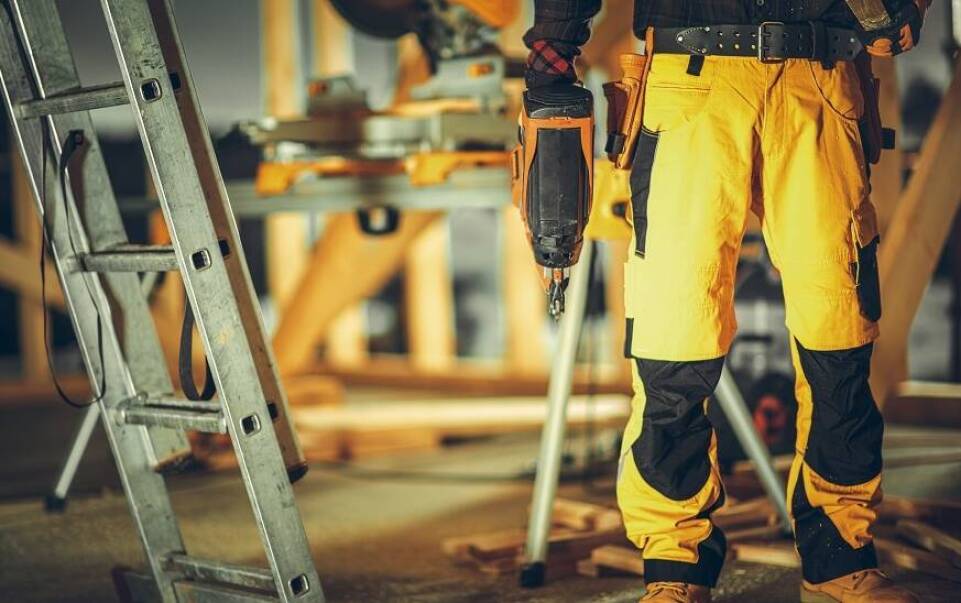 Z jakich materiałów są wykonywane spodnie robocze?