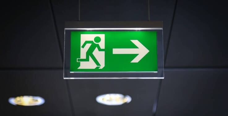 Montaż awaryjnego oświetlenia ewakuacyjnego w obiektach komercyjnych
