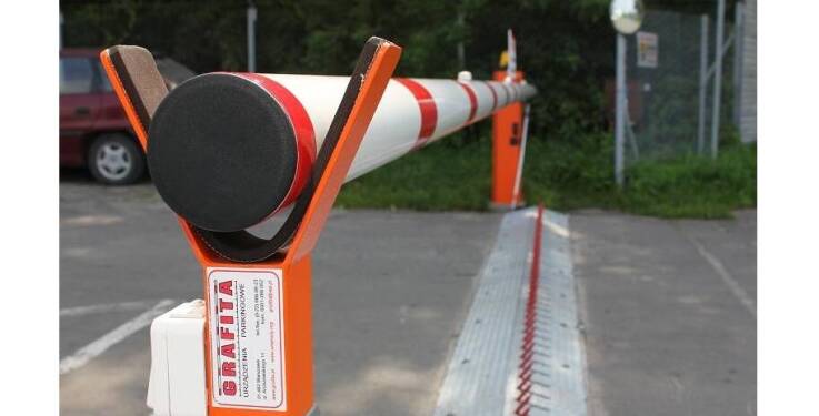 Wyposażenie parkingów – jakie urządzenia są niezbędne do zarządzania ruchem?