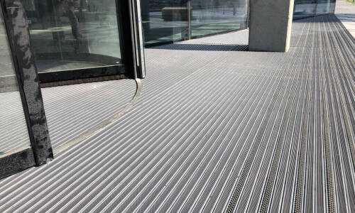 Wycieraczki aluminiowe zewnętrzne – dlaczego warto je wybrać?