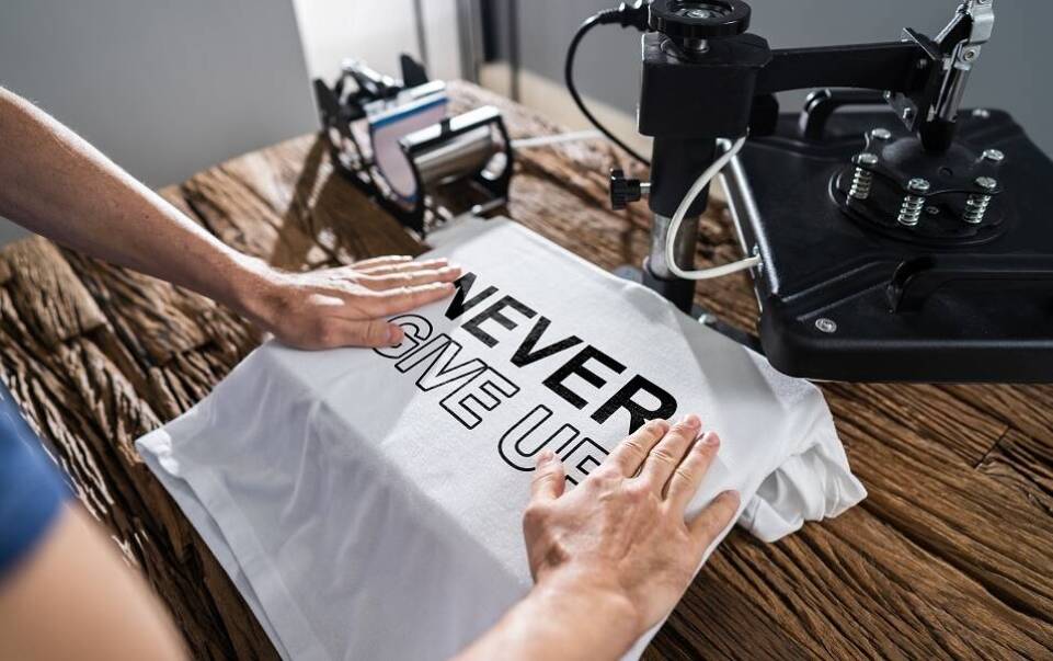 Jakie nadruki, poza reklamowymi, umieszcza się na odzieży?