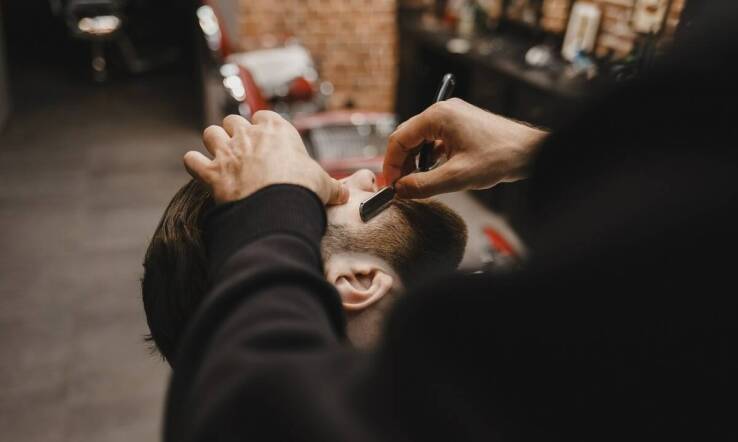 Pielęgnacja włosów i brody po goleniu: jak dbać o skórę twarzy?