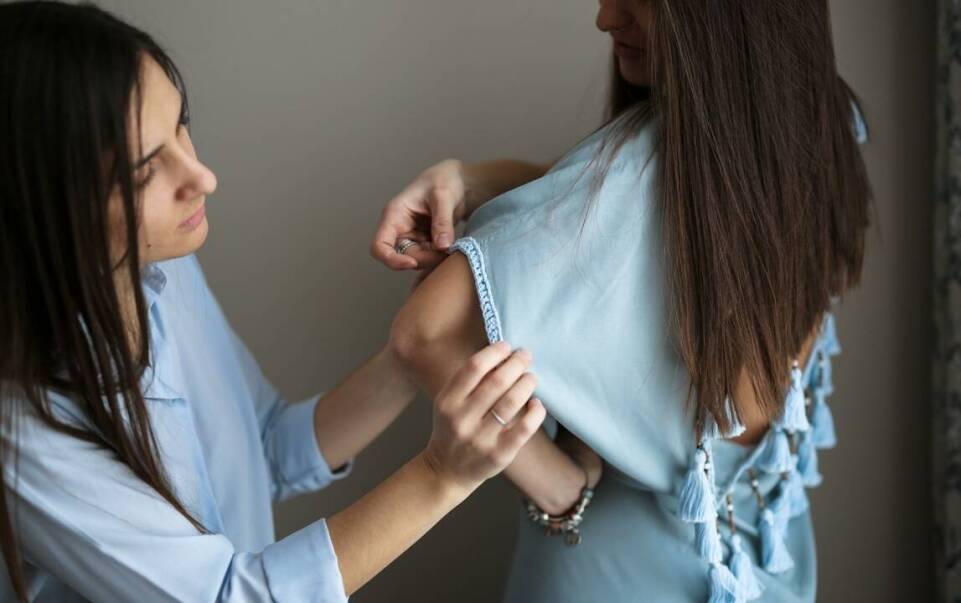 Wszywanie zamków, przyszywanie guzików - drobne usługi krawieckie, które mogą uratować Twoje ubrania