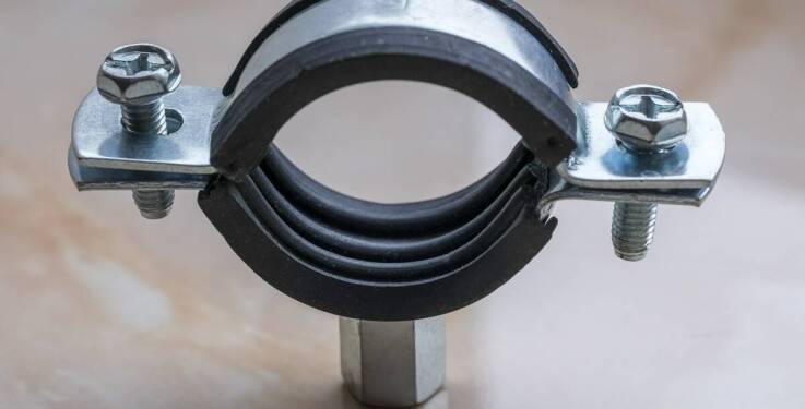 Zastosowanie opasek zaciskowych do kabli w różnych branżach przemysłu