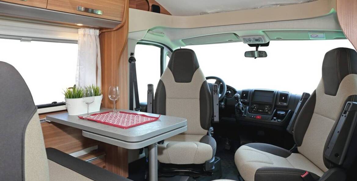 Jak lekkie meble do kampera mogą poprawić komfort podróży i zmniejszyć zużycie paliwa?