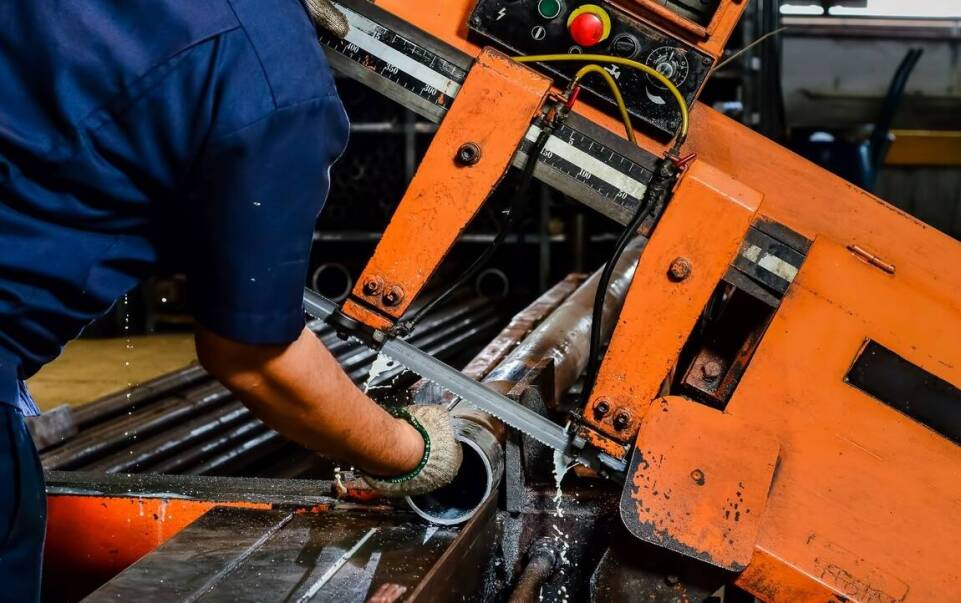 Dlaczego warto zainwestować w automatyczną piłę taśmową do metalu? Kluczowe korzyści dla Twojej firmy