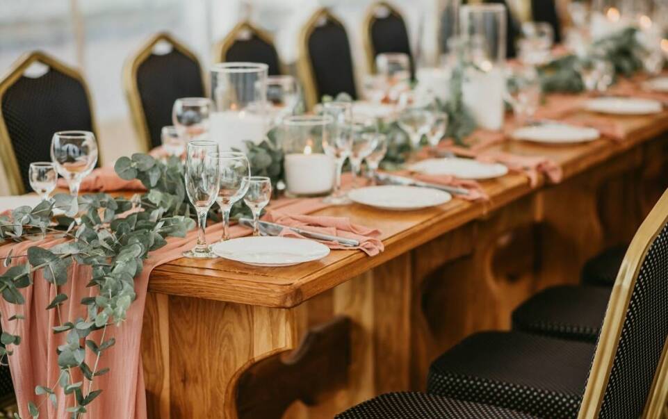 Jak dobrać oświetlenie do dekoracji sali weselnej?