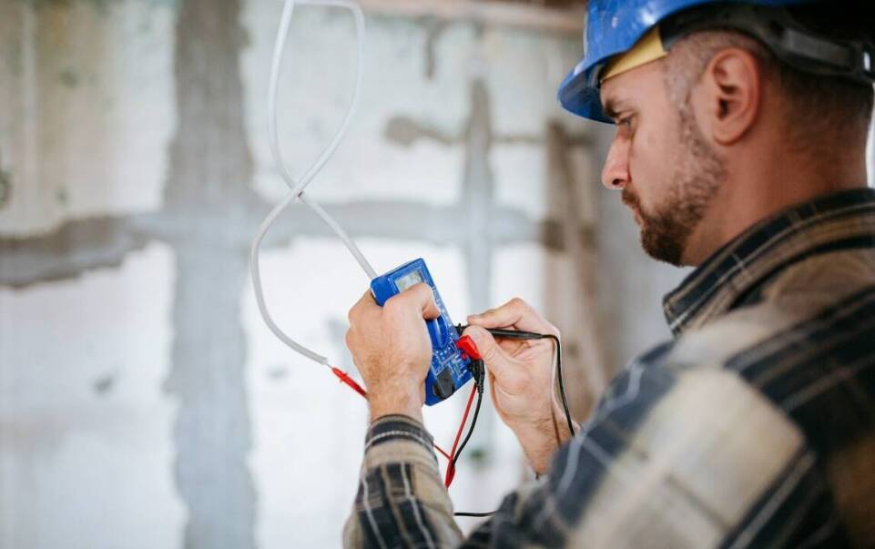 Przeglądy elektryczne: jakie elementy instalacji są sprawdzane?