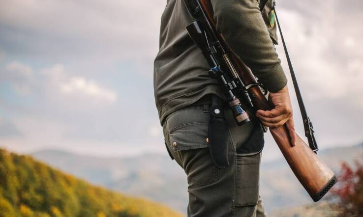 Spodnie myśliwskie: jak znaleźć idealny krój i materiał dla komfortu na polowaniu?