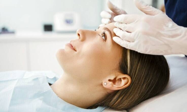 Zabiegi przeciwzmarszczkowe na okolice oczu: jak odmłodzić spojrzenie?