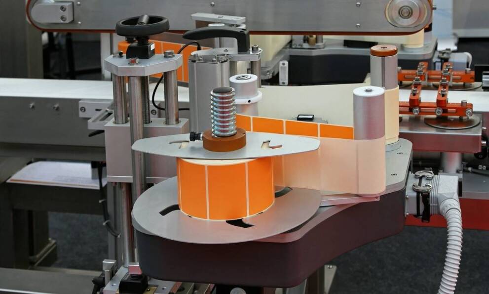 Wykorzystanie etykiet samoprzylepnych w branży kosmetycznej: wymagania i specyfika