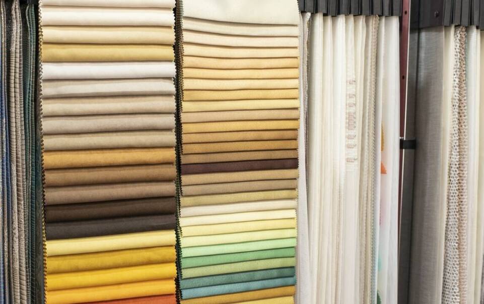 Bogactwo wzorów i kolorów w ofercie tkanin tapicerskich