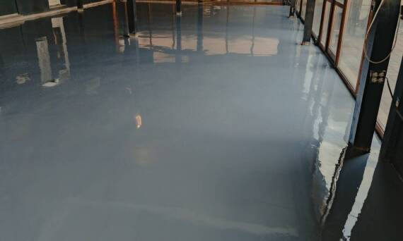 Czy posadzki żywiczne można montować na istniejących podłogach?