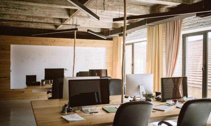 Biurka regulowane dla osób z różnymi potrzebami - jakie są opcje?