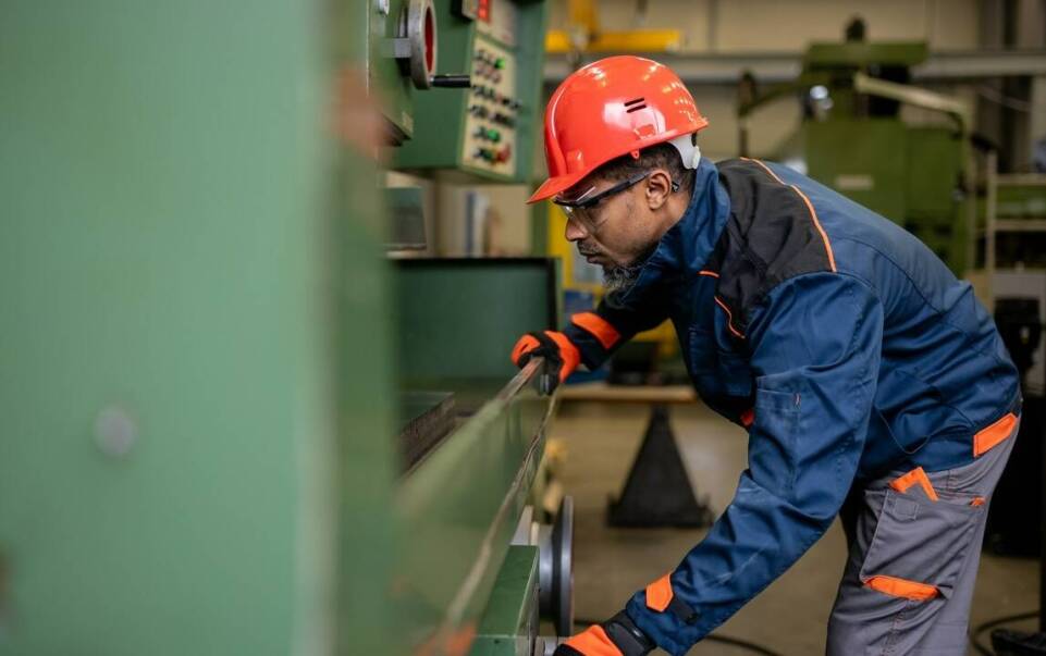 Odzież ochronna - kluczowe cechy i zastosowania w różnych branżach