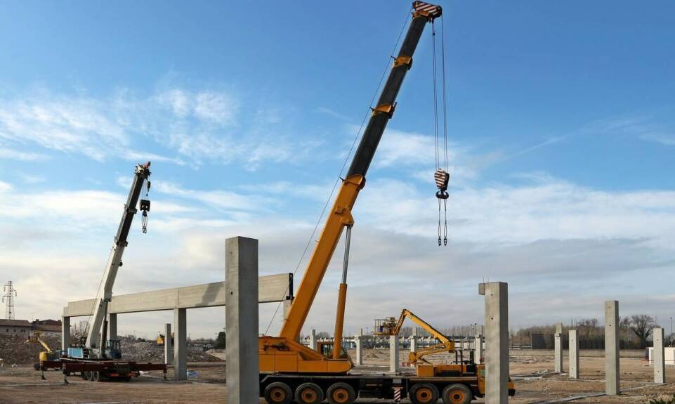 Wsparcie obsługi operatorskiej przy wynajmie dźwigów żurawi