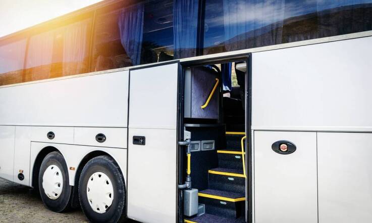 Wynajem busów na wycieczki szkolne - jak zapewnić bezpieczny transport dla dzieci?