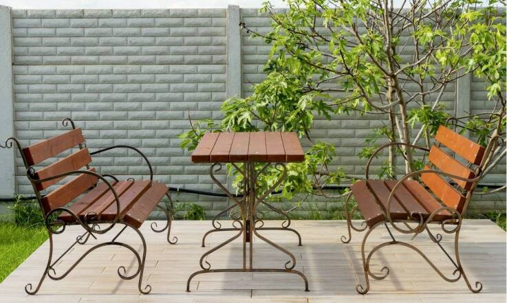 Stoły ogrodowe – jak dopasować je do stylu i funkcji ogrodu?