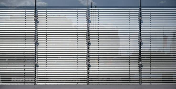 Zalety płyt z plexi w projektach architektonicznych