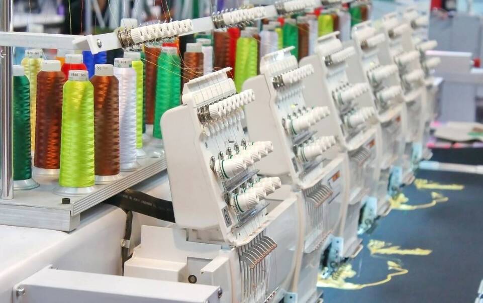 Personalizacja odzieży zawodowej: haft komputerowy z logo dla firm