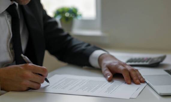 Sporządzanie umów handlowych: kluczowe elementy, na które należy zwrócić uwagę