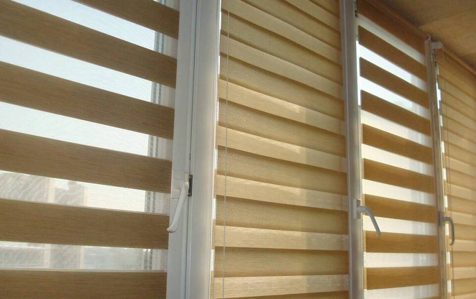 Rolety rzymskie czy żaluzje? Porównanie różnych rodzajów osłon okiennych