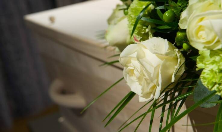 Kompozycje florystyczne dla urn: jakie są propozycje na dekoracje kwiatowe do urny?