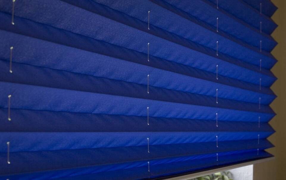 Plisy z napędem elektrycznym - wygoda sterowania na wyciągnięcie ręki