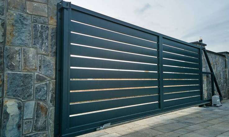 Trendy w projektowaniu ogrodzeń, bram i balustrad – co będzie modne w 2022 roku?