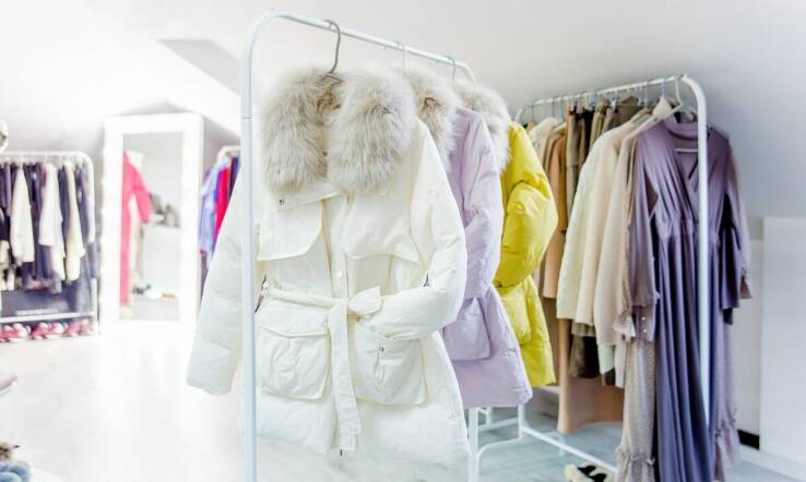 Biały T-shirt - klasyka, która nigdy nie wychodzi z mody