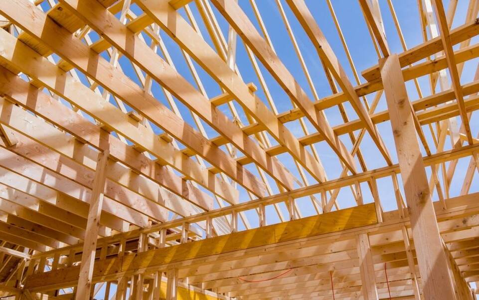 Budownictwo drewniane: zalety domów szkieletowych i z bali