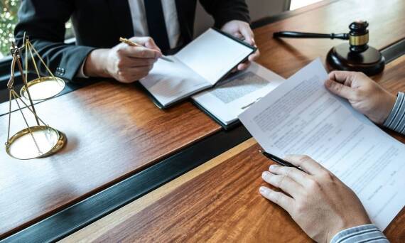 Upadłość konsumencka: jak radca prawny może wspierać osoby zadłużone w procesie upadłościowym?