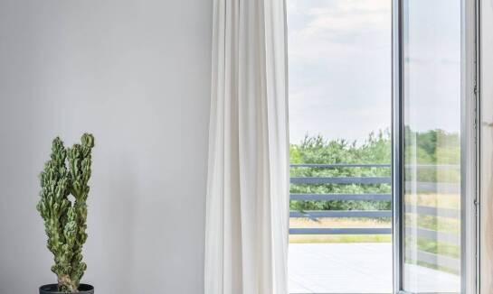 Drzwi całoszklane z motywami graficznymi - oryginalność i kreatywność w aranżacji