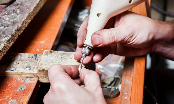 Dlaczego warto zdecydować się na biżuterię z pracowni złotniczej?