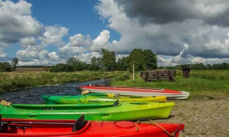 Przystanie kajakowe: co warto wiedzieć przed wypożyczeniem sprzętu?