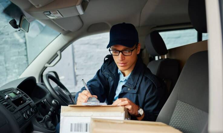 Jakie są kluczowe aspekty logistyki w branży transportowej?