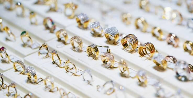 Uszka, szpilki i zapięcia do kolczyków - jakie są dostępne opcje?