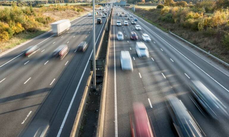 Jakie są najczęstsze błędy popełniane przez kierowców na autostradzie i jak ich unikać?