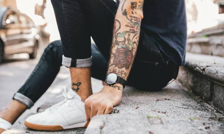 Trendy w biżuterii męskiej: stal chirurgiczna i kamienie naturalne