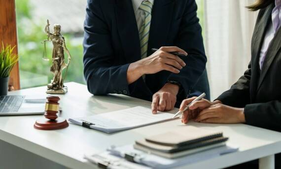 W jaki sposób ustala się wysokość kosztów oddłużania komorniczego?