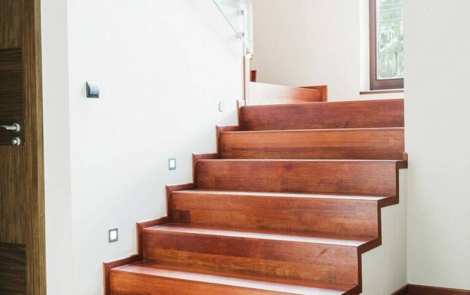 Dlaczego warto skorzystać z profesjonalnej obróbki drewna w produkcji schodów?