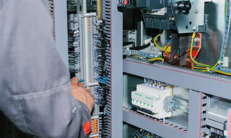 Jak dbać o osprzęt elektrotechniczny, aby służył przez długie lata?